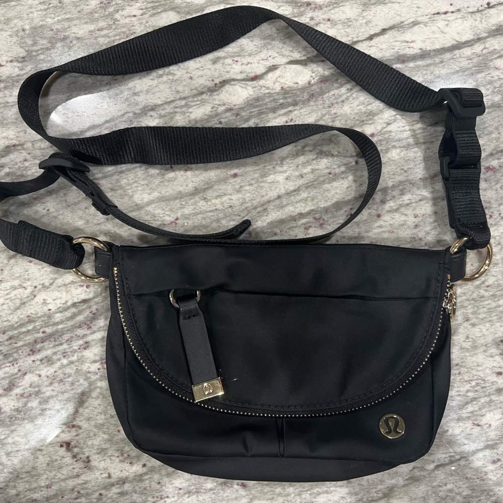 Lululemon All Night Festival Belt Bag *3L
Black / Gold